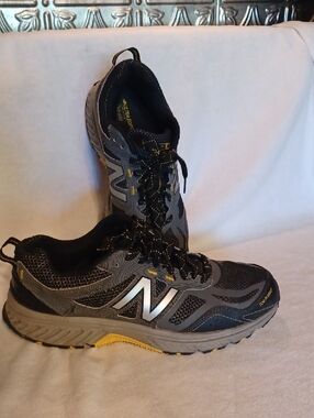 New Balance Men's Gray and Black Running Shoes with Yellow Accents